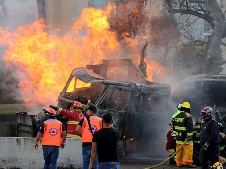Mexiko-Stadt: Explodierter Tanklaster reißt drei Menschen in den Tod