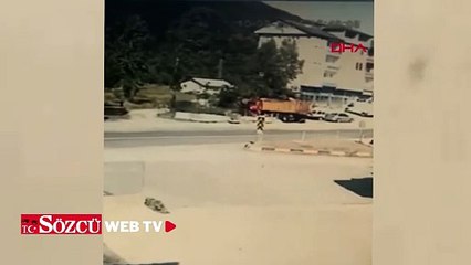 Servis minibüsünün elektrikli bisiklete çarptığı kaza kamerada