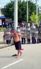 Un manifestant népalais contre la corruption fait face aux forces de l’ordre avec des techniques de maître Shaolin