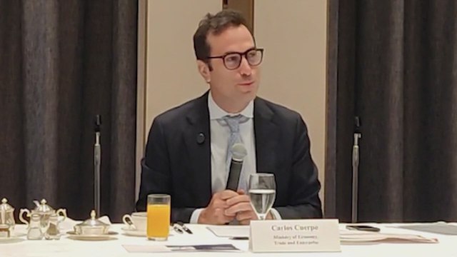 Cuerpo lo vuelve a hacer: busca oportunidades de negocio en Tokio dirigiéndose en japonés a un grupo de inversores
