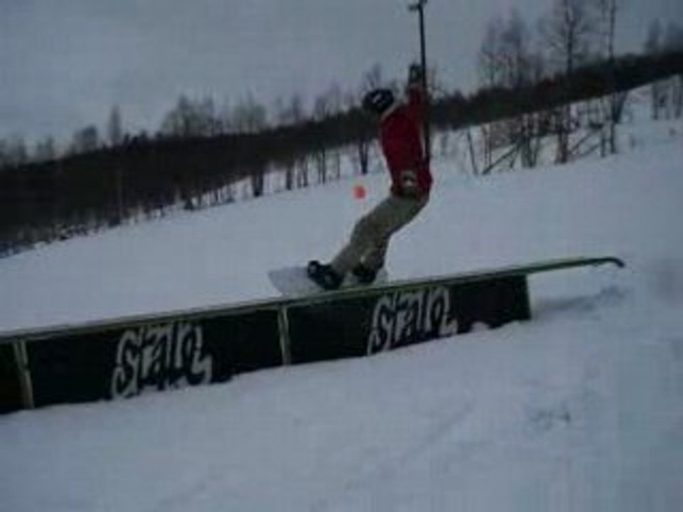 Regis fait du snowboard