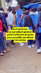 Il accueille ses élèves dans le même uniforme scolaire pour la rentrée.