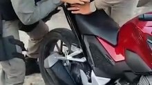 Polícia encontra revólver escondido embaixo de assento moto