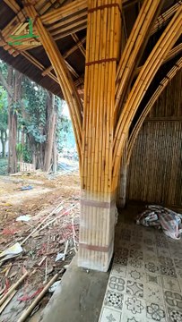 Giữa không gian xanh mát, một ngôi nhà tre mái lá khẽ hiện ra - Tre trúc Ngọc Dương