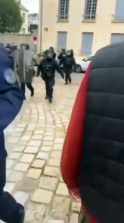 Bloquons tout - Des lycéens de Paul-Louis Courier, à Tours, délogés d'un blocus à coups de matraques