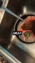 Think washing your meat makes it safer? Think again 😮🙄