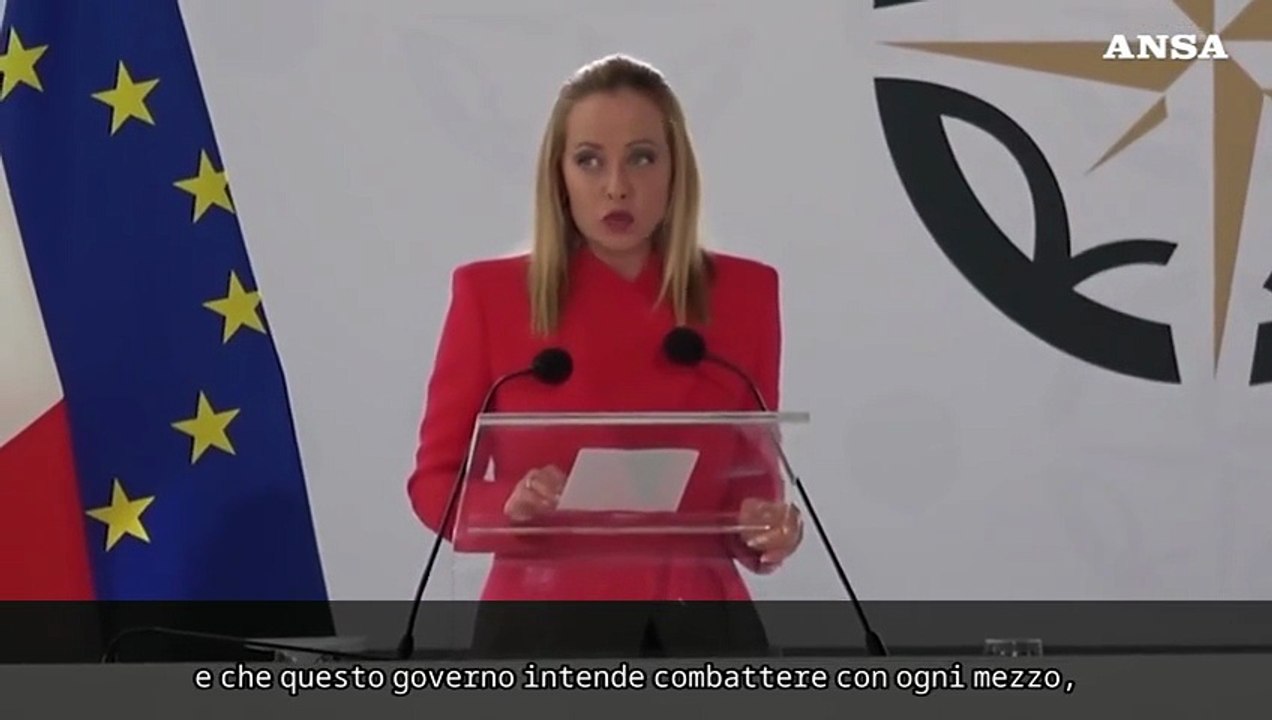 Migranti, Meloni: "Governo non si rassegna, combattiamo traffico di esseri umani"