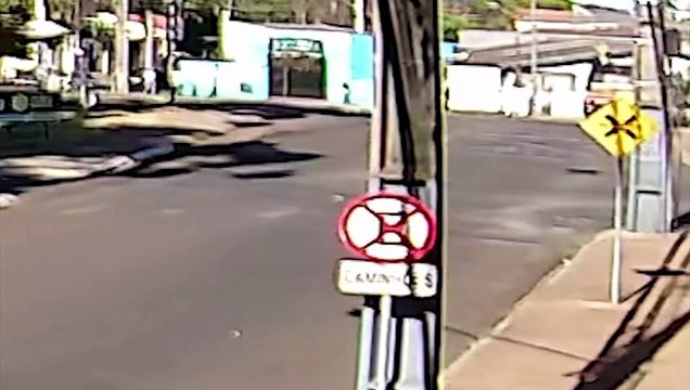 Imagens fortes: Câmera flagra momento que idosa é atropelada por trem