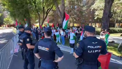 La crono de la Vuelta en Valladolid entre los pitos y las protestas contra Israel