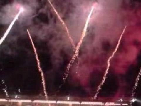fin du match om-strasbourg Feux d'artifice au vélodrome.