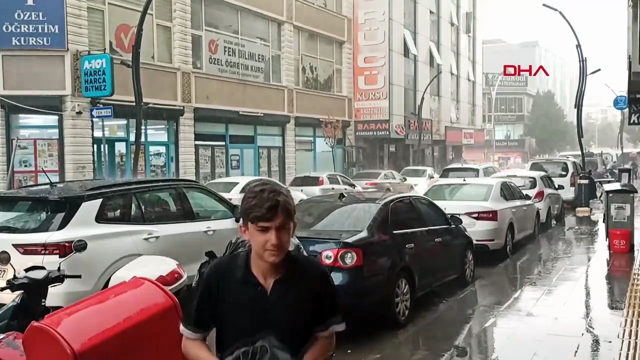 Van'da sokaklar göle döndü