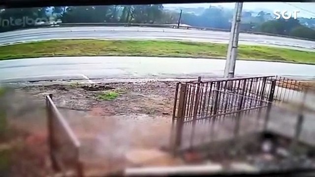 Imagens fortes mostram o instante em que ciclista é atropelado e morto na PRc-467 em Cascavel