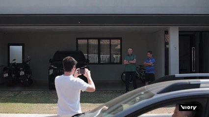 Em dia decisivo, Bolsonaro aparece na frente de casa