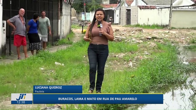 Buracos, lama e mato em rua de Pau Amarelo