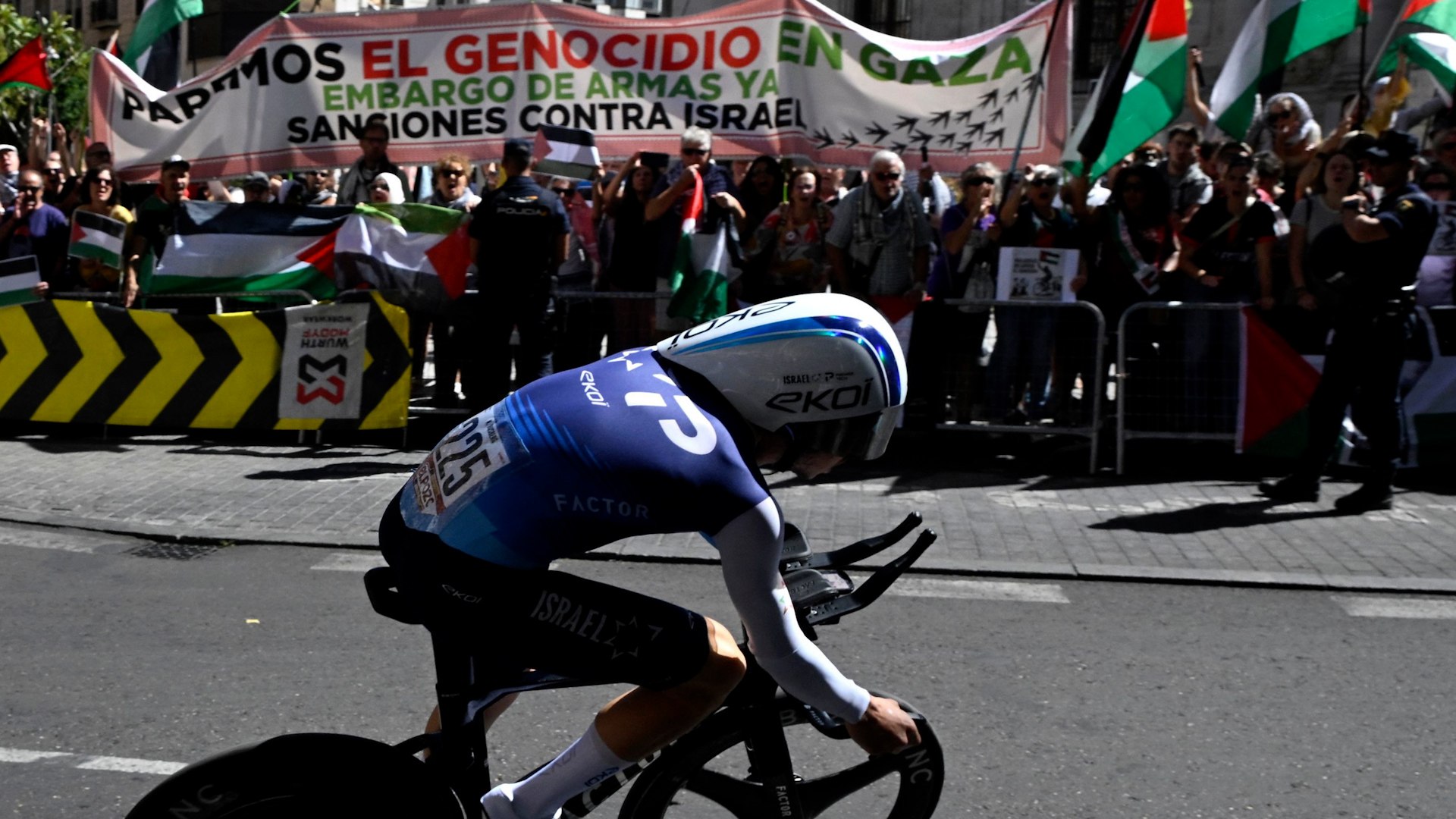 Pablo Fernández, de Podemos, identificado por la Policía en la Vuelta en Valladolid