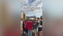 Estudiantes rezan por Charlie Kirk tras ser disparado en el cuello