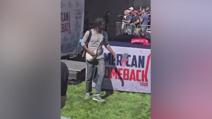 Un hombre roba gorras MAGA en la escena del crimen de Charlie Kirk