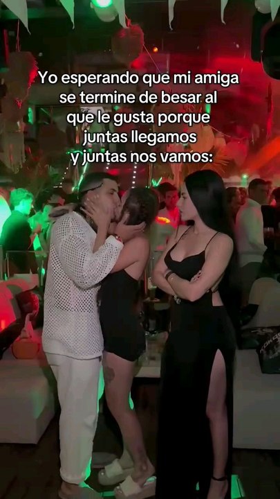 Yo esperando que mi amiga