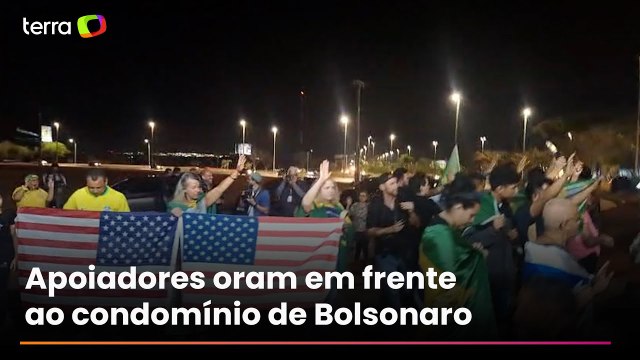 Apoiadores fazem oração em frente ao condomínio de Bolsonaro após condenação