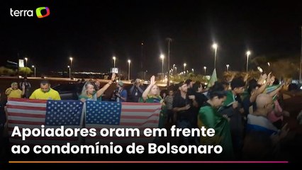 Apoiadores fazem oração em frente ao condomínio de Bolsonaro após condenação