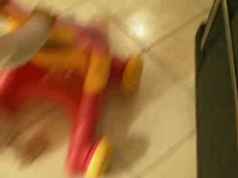 Emma marche derrière sa poussette !!!