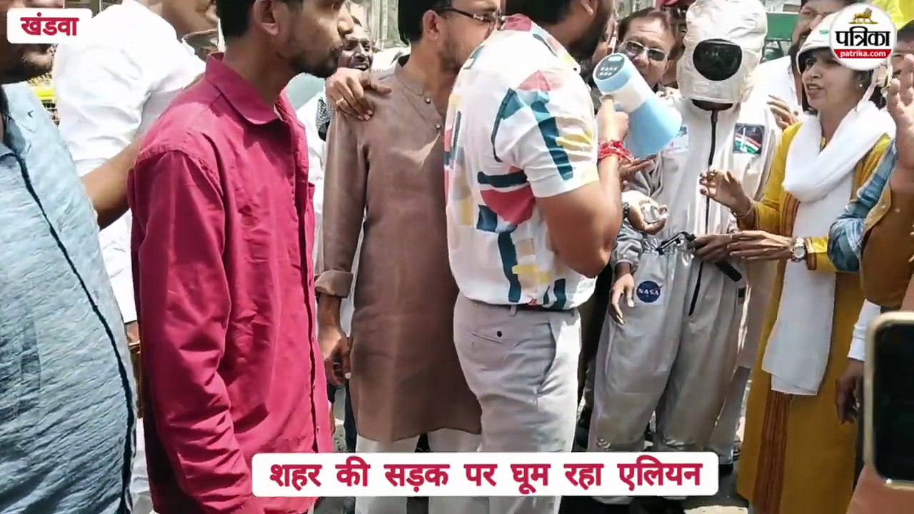 कांग्रेस का प्रदर्शन... शहर की सडक़ों पर घूम रहा एलियन, चांद से अच्छे गड्ढे बता रहा खंडवा में