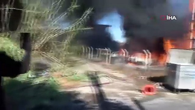 Hurda araçların alev alev yandığı yangına kova ve hortumlarla müdahale ettiler