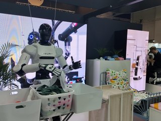 Der 4NE-1 von Neura auf der IFA 2025 beim Wäsche-Sortieren