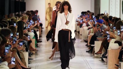 NYFW 2026, Michael Kors racconta la leggerezza elegante dei viaggi