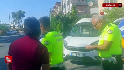 Antalya’da ehliyetsiz sürücüyü korumak isteyen kişi karakola götürüldü