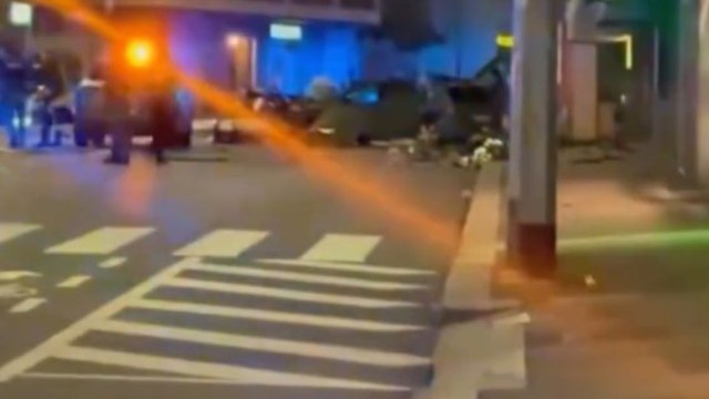 Bologna, i primi soccorsi all'auto rubata che si è schiantata in via Murri dopo l'inseguimento della polizia: il video