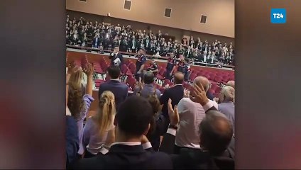 Ekrem İmamoğlu'nun, diploma davası için, mahkeme salonuna alkışlar ve sloganlarla girdiği anlar sosyal medyada gündem oldu