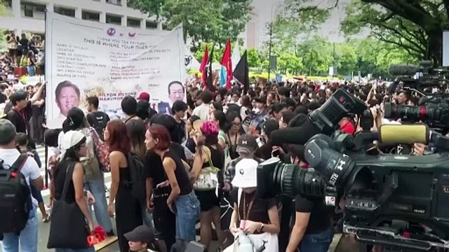 Estudantes da Universidade das Filipinas protestam contra cortes no orçamento