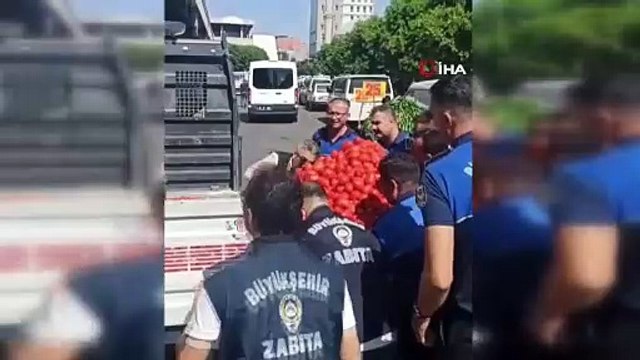 Zabıta seyyar satıcının ürünlerini sokağa saçtı, vatandaş isyan etti!