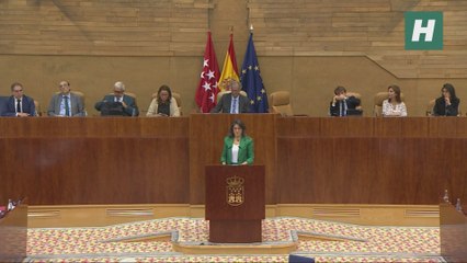 Manuela Bergerot enseña la foto de Hind Rajab, una niña que quedó atrapada durante un tiroteo del el ejército israelí