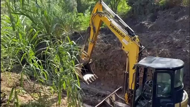 Isola d'Elba, i lavori sulla strada del Forno, località isolata dopo l'alluvione di Portoferraio