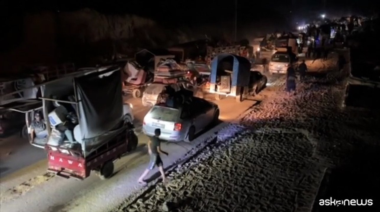 Sfollati dal Nord Di Gaza, la fila di notte lungo la strada costiera