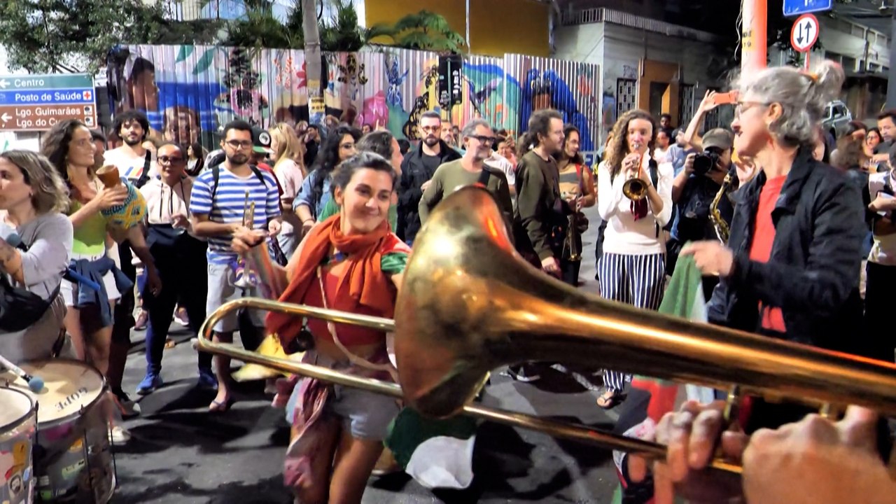 Bolsonaro condamné à 27 ans de prison : des Brésiliens fêtent la nouvelle au son de la samba