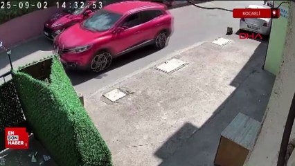 Annesini ve üvey kardeşini öldürüp evden çıktığı anlar kamerada