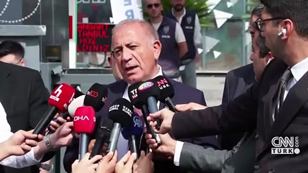 Gürsel Tekin, CHP'nin Sarıyer'deki eski il binasında konuştu