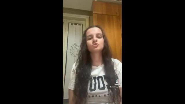 «Vivo in un incubo per una foto che mi vede nuda, ma è falsa». Il dramma di Arianna e la video-denuncia