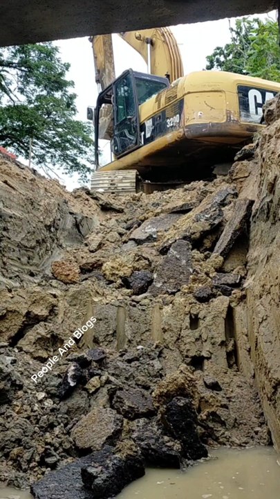 🎬Hard Work in Malaysia🎥Real Hard Work in Malaysia You Don’t See Everyday 💪🇲🇾📝From sunrise to sunset — this i 🙌#HardWorkMalaysia #RodVlogs #DailyGrind #YouTubeShorts #DeepCropWork #MalaysiaVlog #ViralShorts #RealLifeWork #WorkingHands