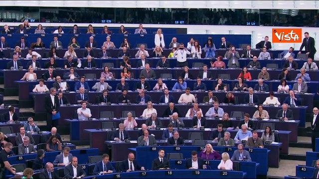 Proteste al Parlamento Ue contro rifiuto minuto silenzio per Kirk, eurodeputati battono sui banchi