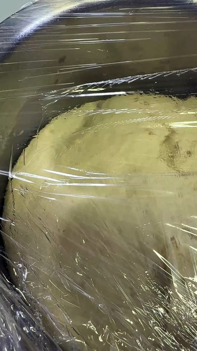 سر العجينة الذهبية! 😍 هل جرّبتم أساس البيتزا المثالي لكل المعجنات؟ 🍕
