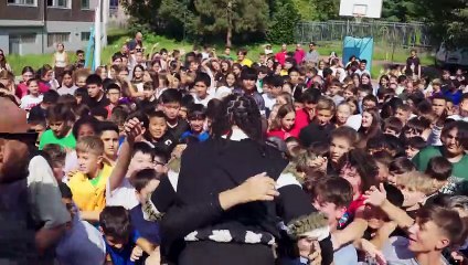 Ghali in visita alle scuole medie Iqbal Mashi di Milano