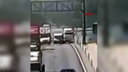 TIR'ın yol kenarındaki direğe çarptığı ölümlü kaza kamerada