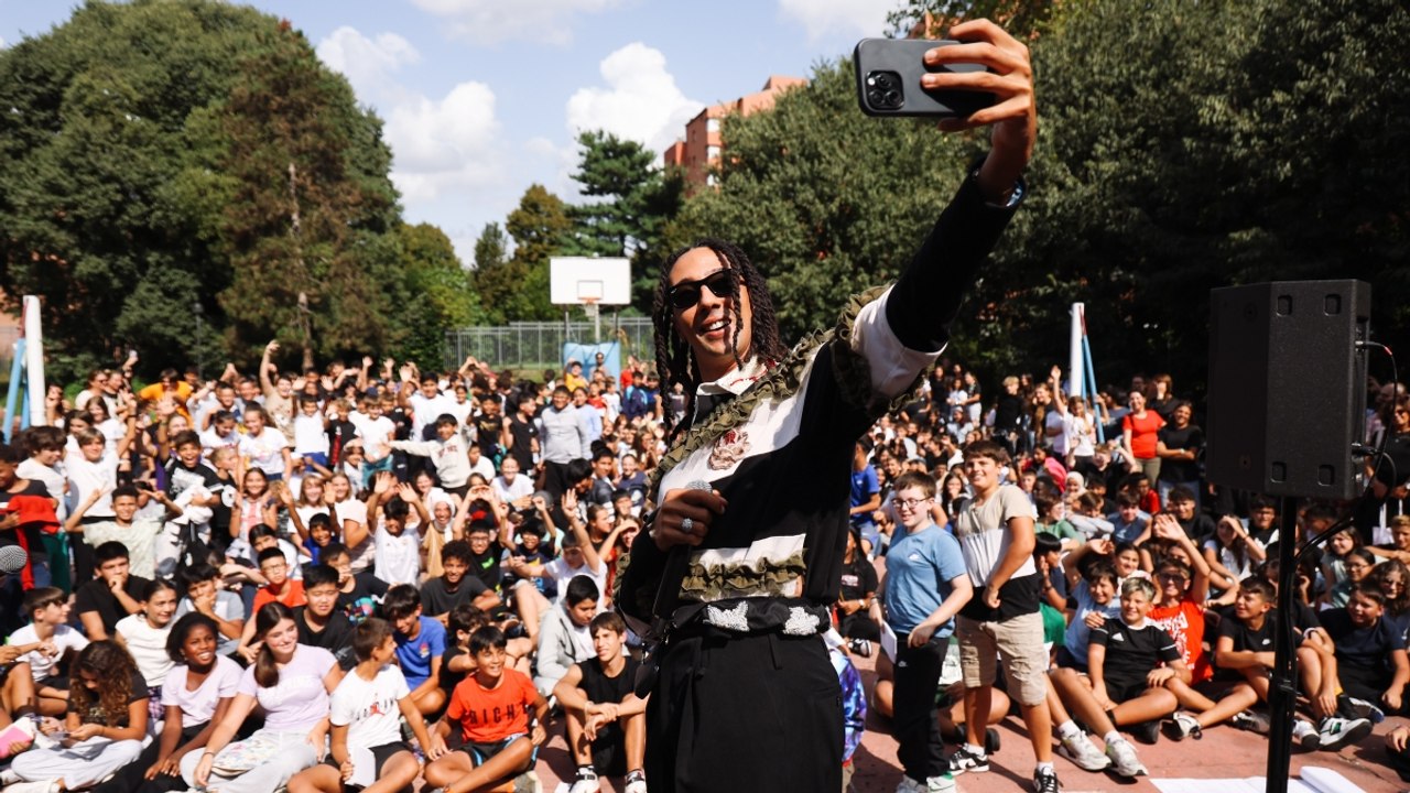 Ghali nella sua ex scuola media a Baggio: «A volte la scuola è uno sbattimento, ma ci insegna cos'è la vita»