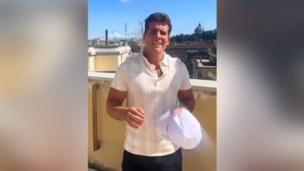 Il video di Lorenzo Caccialupi, seguace di Charlie Kirk: «Questo cappello me lo ha regalato lui, era un brav'uomo morto per le sue idee»
