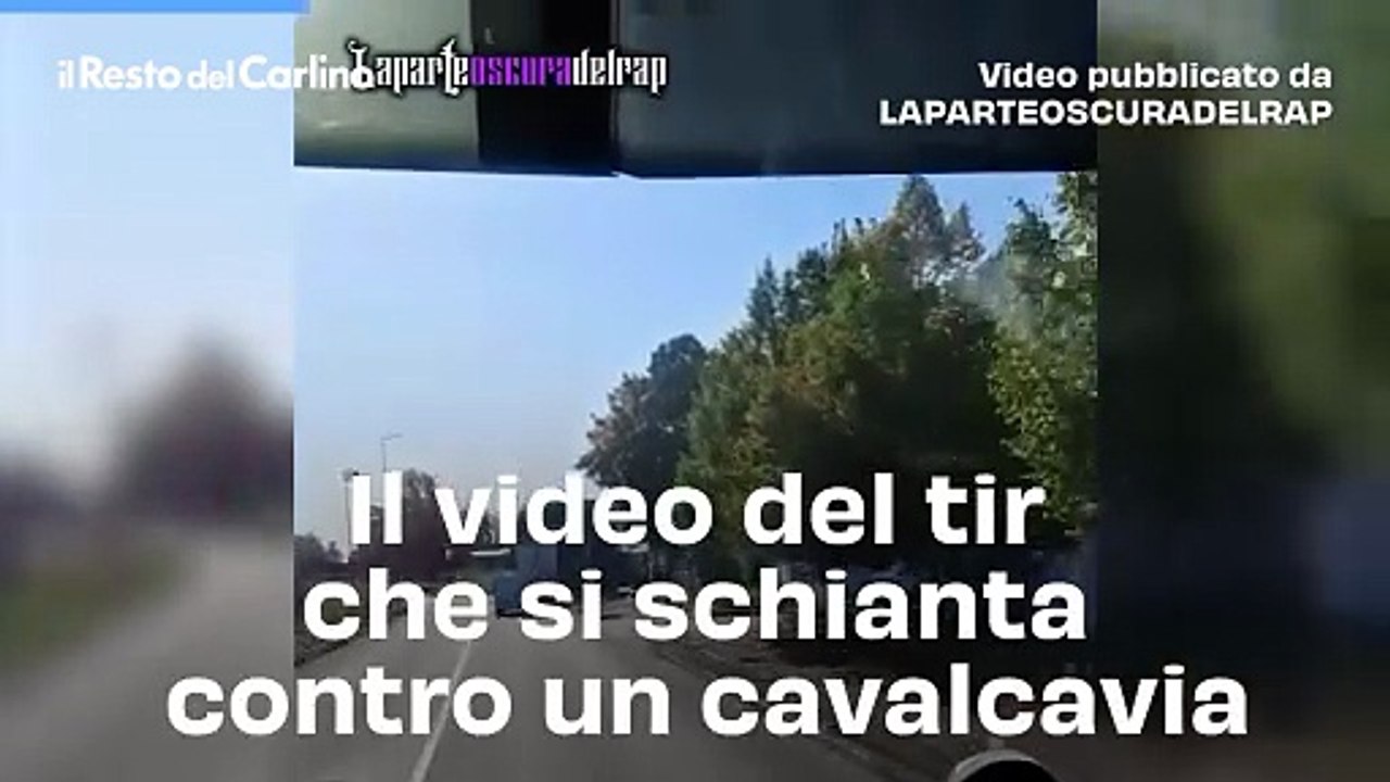 Il video del tir che si schianta contro un cavalcavia