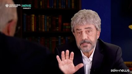Maurizio Crozza si trasforma in Roberto Fico a colloquio con De Luca